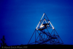 50._Tetraeder_bei_Nacht